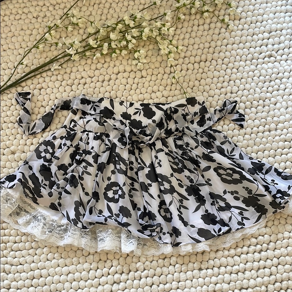 Forever 21 Black and White Floral Skater Skirt